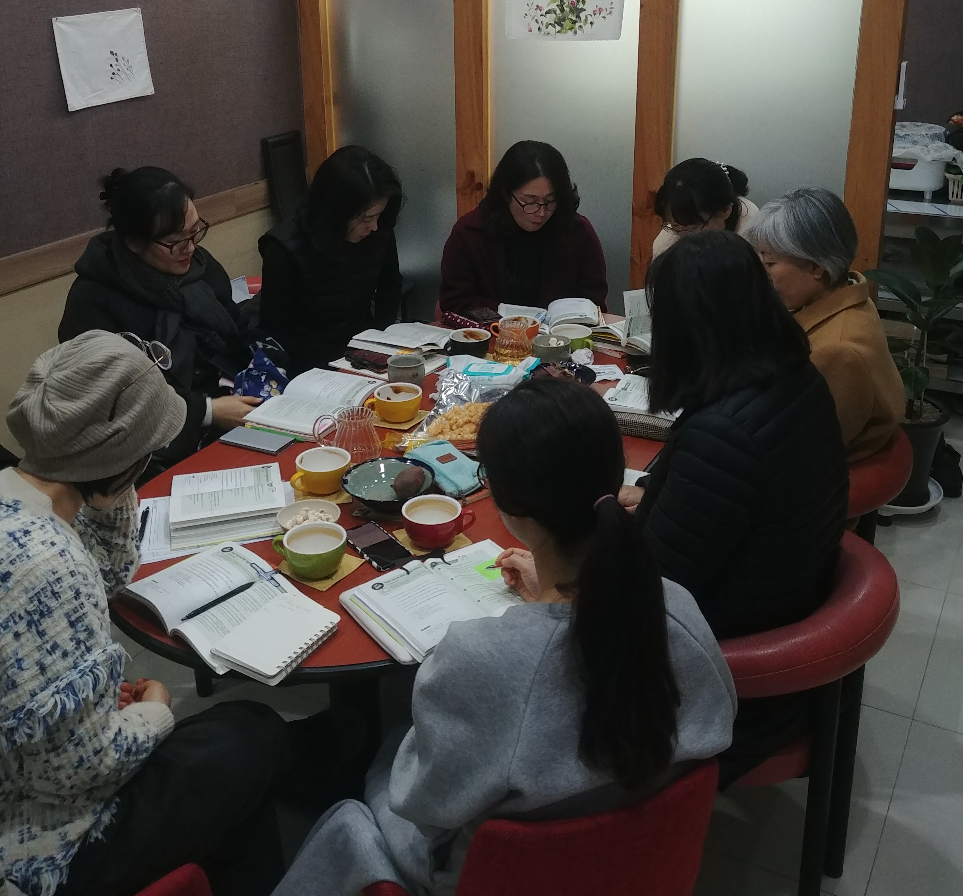 카페 "하루"에서 -따뜻한 대추차와 함께