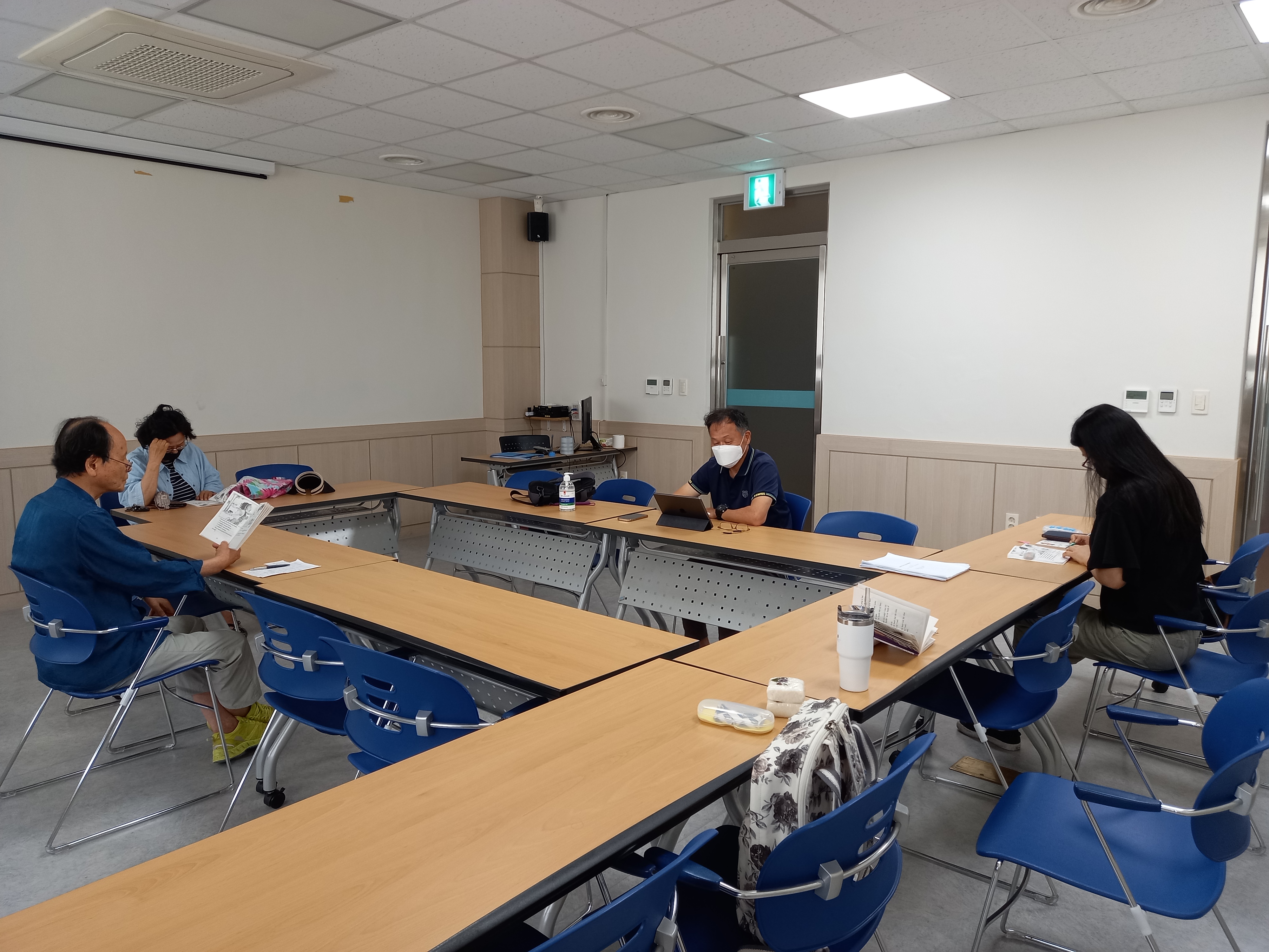 열공하는 모습(한명은 사진 찍는 중)